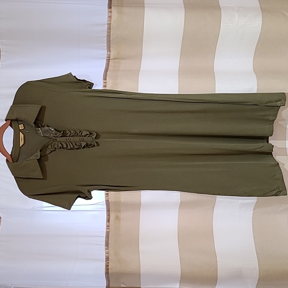 NWOT Motto olive 95%rayon/5% knit shift with mini ruffled button collar. S.